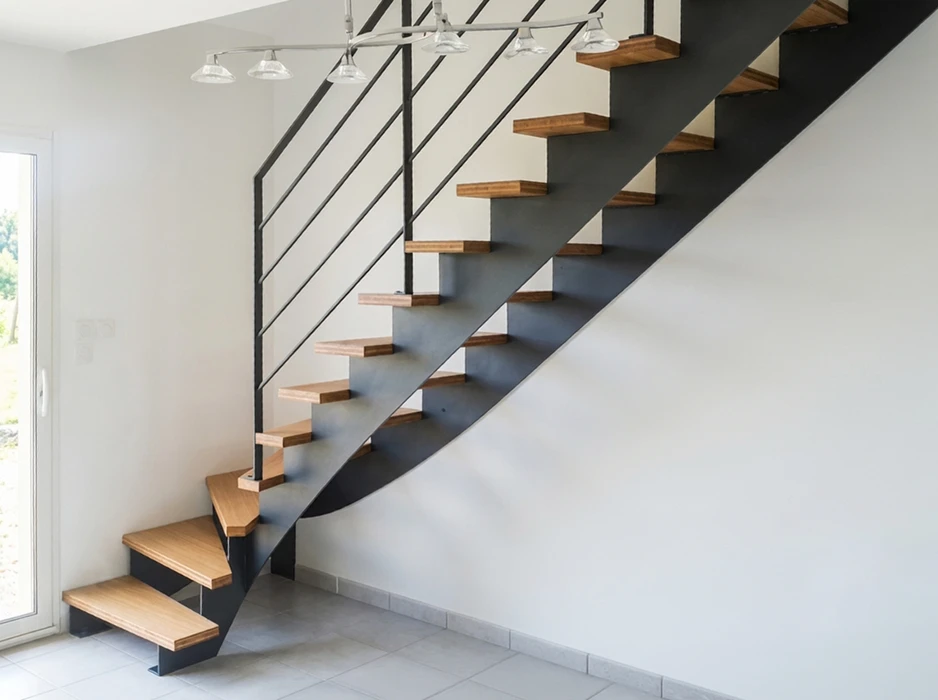 Intérieur moderne avec verrière d'atelier à cadre métallique anthracite séparant un séjour d'une cuisine équipée